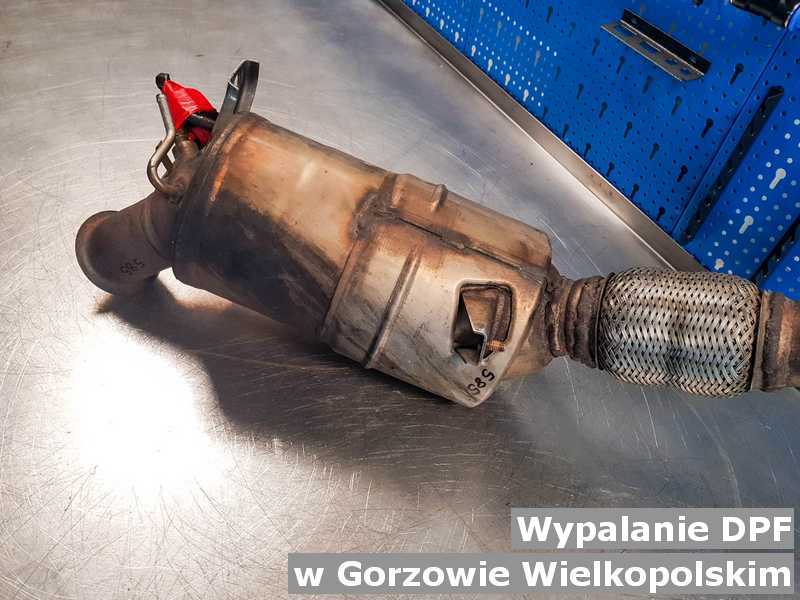 Filtr cząstek stałych DPF pod Gorzowem Wielkopolskim w warsztatowym laboratorium w mieście Gorzów Wielkopolski wypalony przez serwis, nie w piecu przygotowywany do wysyłki.