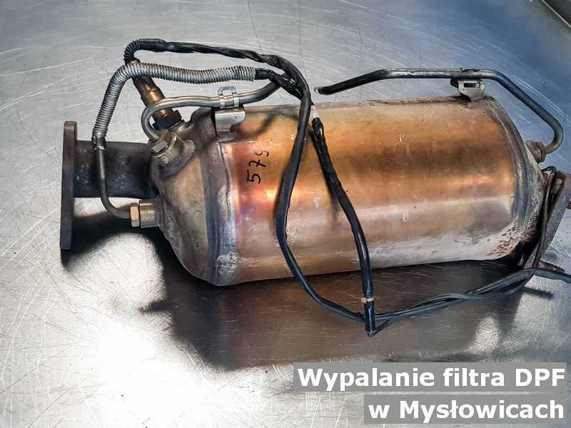 Filtr cząstek stałych DPF w Mysłowicach w pracowni na stole w mieście Mysłowice wypalony bez demontażu przed wysłaniem.