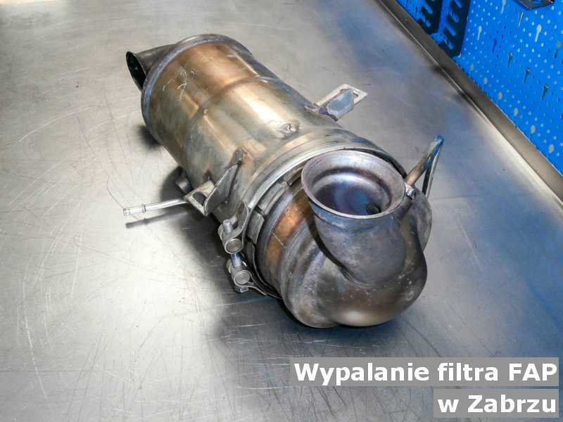 Filtr FAP pod Zabrzem w laboratorium w mieście Zabrze po serwisowym wypaleniu przed wysłaniem.