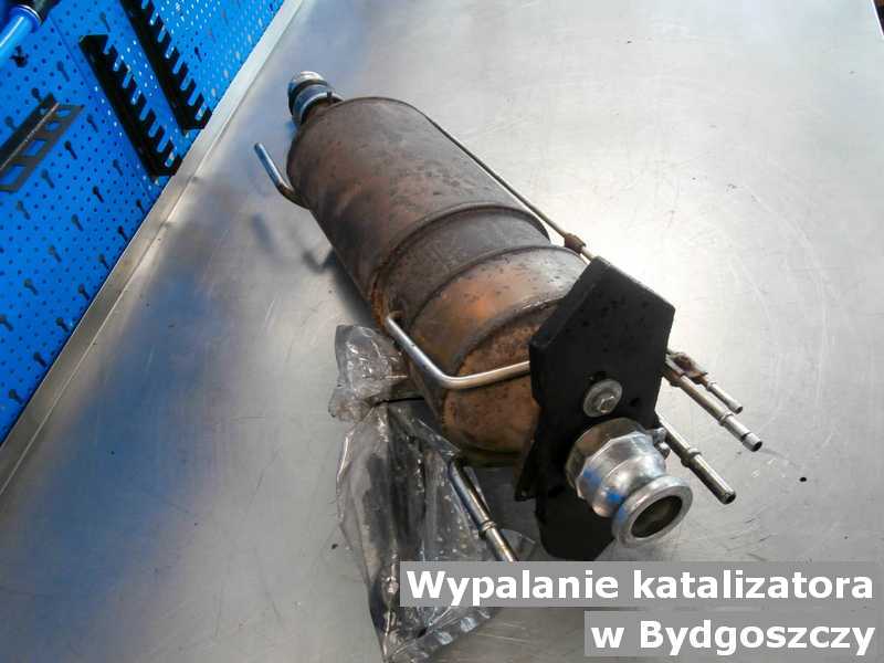Konwerter, katalizator w Bydgoszczy w laboratorium w mieście Bydgoszcz po serwisowym wypaleniu przygotowywany do wysyłki.