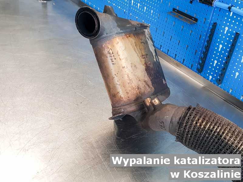 Reaktor katalityczny pod Koszalinem w pracowni w mieście Koszalin wypalony z sadzy w serwisie przed wysłaniem.