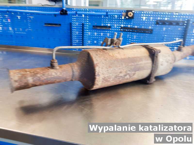 Konwerter, katalizator w Opolu w warsztacie w mieście Opole niewypalany w piecu indukcyjnym przygotowywany do wysłania.