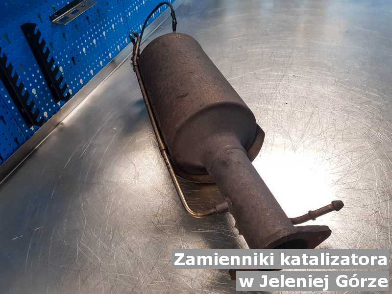 Reaktor katalityczny na stole w Jeleniej Górze zastępujący zamiennik reaktora katalitycznego przygotowywany do wysyłki.