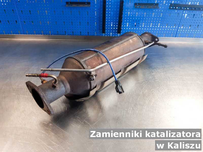 Katalizator samochodowy w warsztatowym laboratorium z Kalisza na podmianę z zamiennikiem konwertera samochodowego przed wysłaniem.