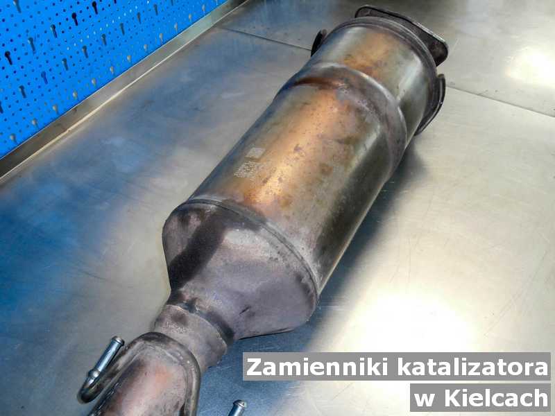 Katalizator samochodowy w warsztacie pod Kielcami na zamianę z zamiennikiem katalizatora samochodowego SCR przygotowywany do wysyłki.