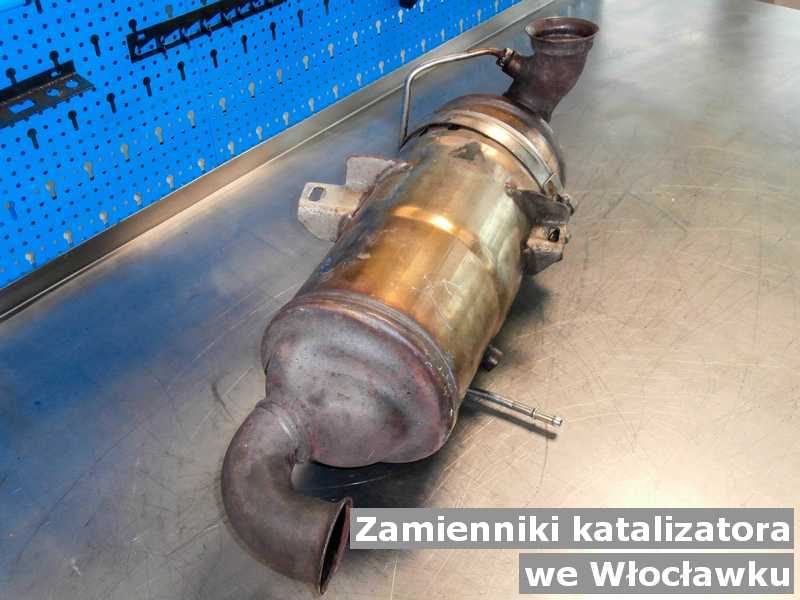 Reaktor katalityczny w warsztatowej pracowni pod Włocławkiem  zastępujący zamiennik katalizatora samochodowego przygotowywany do wysłania.